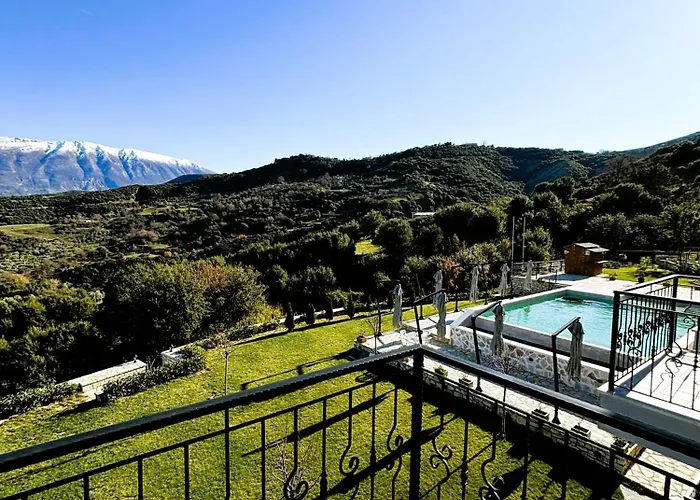 Gle-alb Agrotourism 호텔